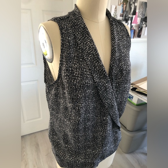 WhiteHouseBlackmarket short sleeve top. - Picture 2 of 14